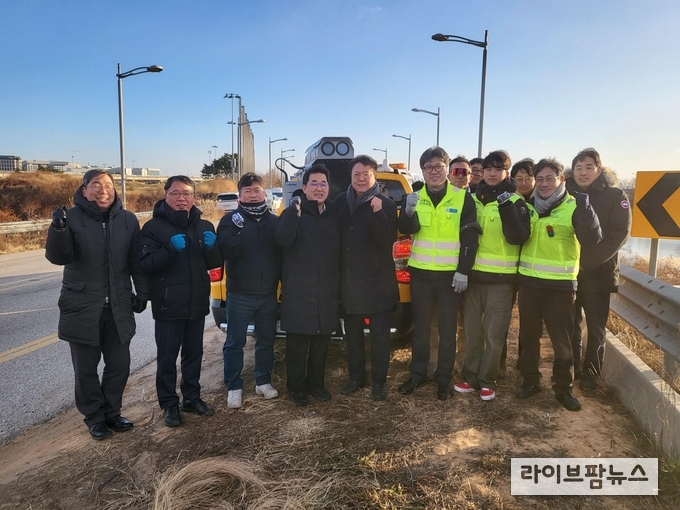 배준영 국회의원(왼쪽에서 네번째)이 무안 제주항공 사고와 관련해 직접 인천공항 주변 환경을 점검하고 기념촬영을 하고 있다.(사진=배준영의원사무실)