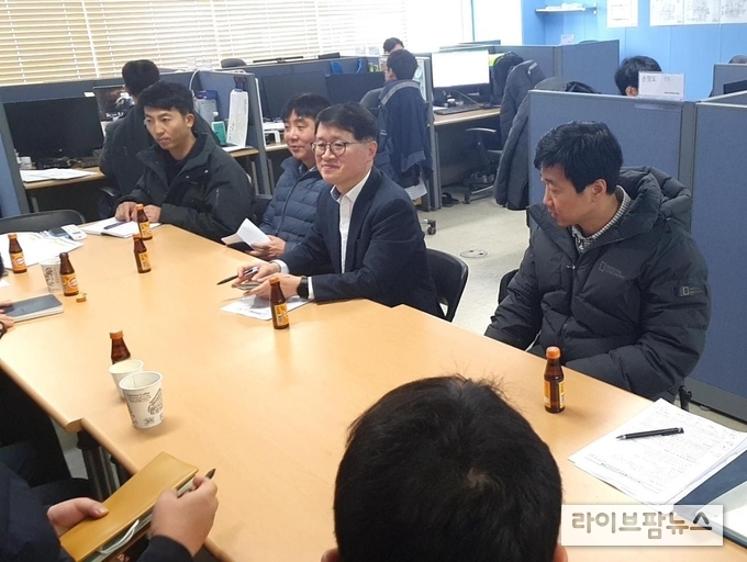 민길수 중부지방고용노동청장이 인천 연수구 소재 공장 연구동 건물 건설현장의 원청 현장사무실을 방문해 회사 관계자와 체불 발생 협력업체 대표 등을 만나 조속한 임금체불 청산 및 원ㆍ하청 협조를 당부했다.(사진=중부지방고용노동청)