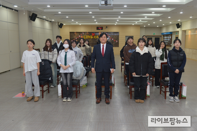 박용철 인천강화군수(가운데)가 군청 진달래홀에서 열린 강화 주니어 외교관 4기 해단식에 참석해 기념촬영을 하고 있다.(사진=인천강화군)