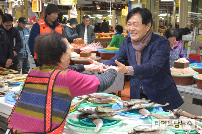 박용철 인천강화군수가 설 명절을 맞아 전통시장과 상점가를 방문해 상인들을 격려하고, 소통하는 시간을 가졌다.(사진=인천강화군)