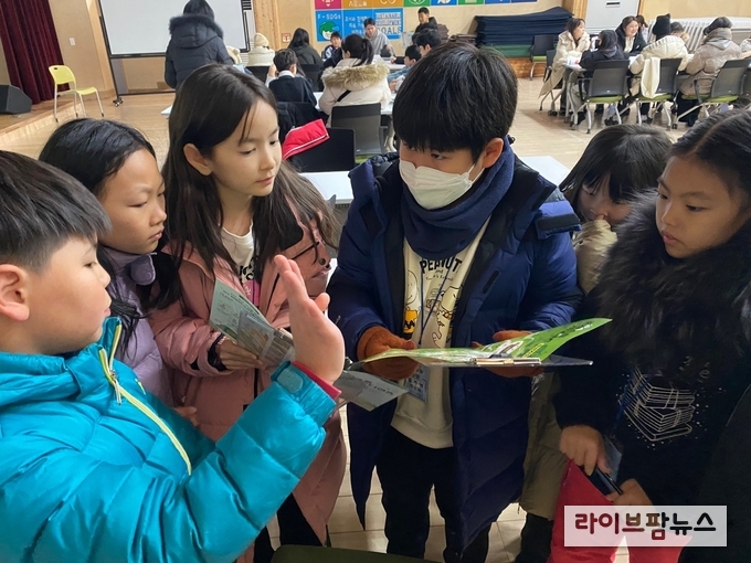 대한외국인지원센터가 중국학생들과 학부모 및 중국봉사자들 포함 80여명이 국립춘천숲체원에서 중국어 캠프를 진행하고 있다.(사진=대한외국인지원센터)
