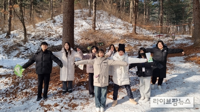 대한외국인지원센터가 중국학생들과 학부모 및 중국봉사자들 포함 80여명이 국립춘천숲체원에서 중국어 캠프를 진행하고 있다.(사진=대한외국인지원센터)