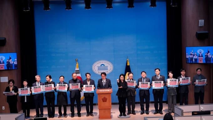 윤석열탄핵 국회의원연대 회원들이 국회 소통관에서 기자회견 하고있다(사진=황운하 의원실)