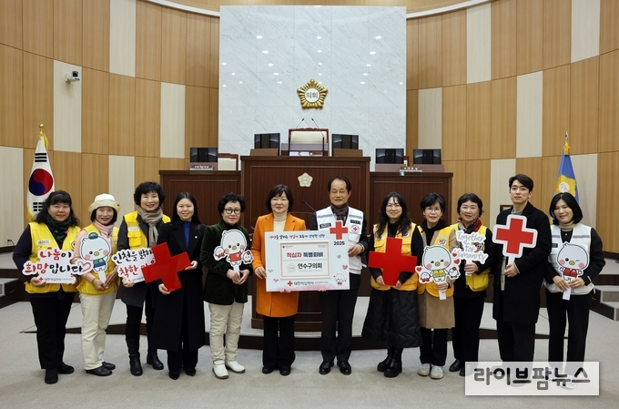 인천연수구의회가 대한적십자사 인천지사에 올해 적십자 특별회비를 전달하고 기념촬영을 하고 있다.(사진=인천연수구의회)