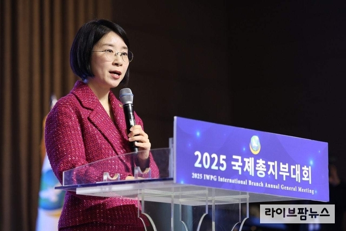 윤현숙 ㈔세계여성평화그룹(IWPG) 대표가 21일 대구 중앙컨벤션센터에서 열린 ‘2025 국제총지부대회’에서 개회사를 하고 있다.(사진=IWPG)