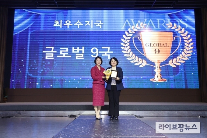 윤현숙 ㈔세계여성평화그룹(IWPG) 대표와 ‘2025 국제총지부대회’에서 우수 글로벌국 수상을 한 임미숙 ㈔세계여성평화그룹(IWPG) 글로벌 9국장이 기념촬영을 하고 있다.(사진=IWPG)
