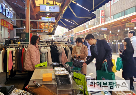 강해수 인천중소벤처기업청장, 모혜란 중소벤처기업진흥공단 인천지역본부장 등 관계자들이 전통시장 물품을 구매하고 있다.(사진=인천중기청)