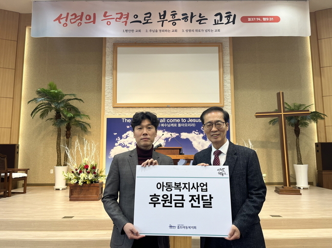 사진 설명 : 약목중앙교회가 홀트아동복지회 대구지부를 통해 위기임산부와 영아를 지원하기 위한 ‘지킴이키트 후원 릴레이 캠페인’에 첫 번째 후원자로 동참했다. 김원태 홀트아동복지회 지부장(왼쪽)과 박종환 약목중앙교회 목사(오른쪽)
