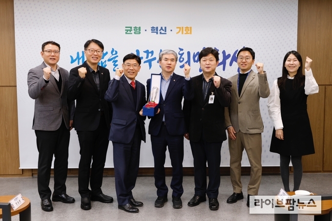 강신면 인천지방조달청장(왼쪽에서 세번째)이 조달서비스 이용 우수기관 표창 등을 수여하고 기념촬영을 하고 있다.(사진=인천지방조달청)