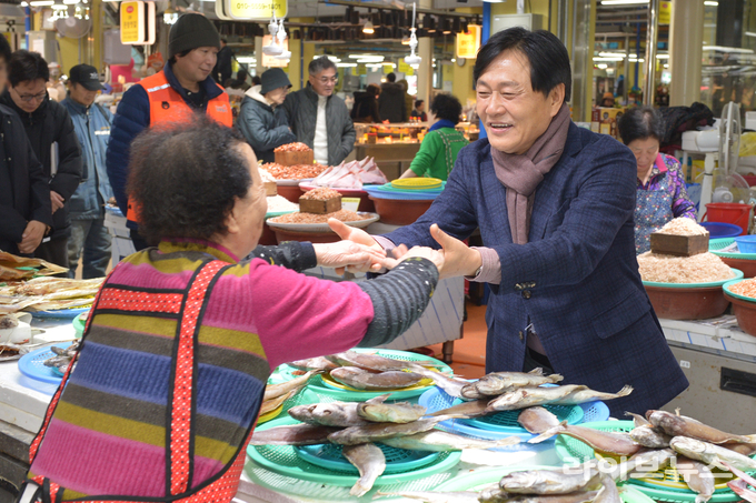박용철 인천강화군수가 설연휴 민심 소통을 하고 있다.(사진=인천강화군)