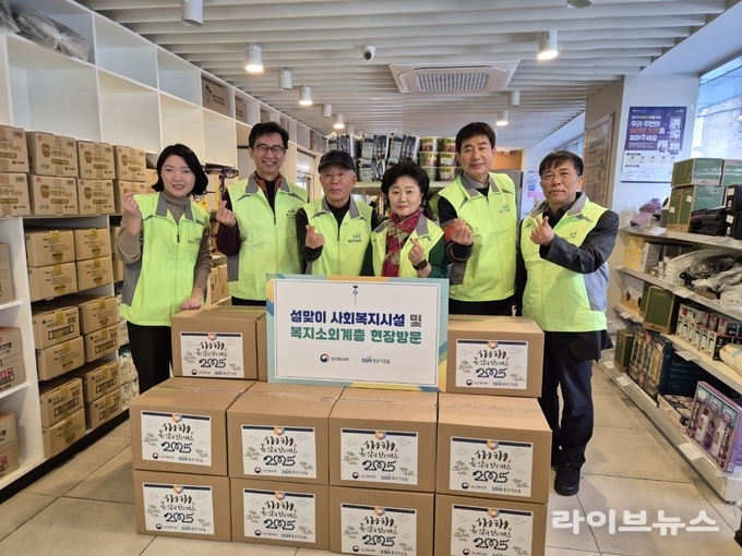 보건복지부 이상원 복지정책관(왼쪽에서 두번째)과 한국사회복지협의회 조남권 사무총장(오른쪽 첫번째)이 복지소외계층에게 식품과 생필품을 전달하는 봉사활동을 함께하고 있다.(사진=한국사회복지협의회)