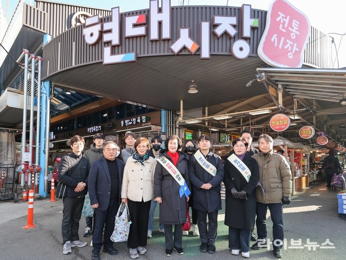 인천동구의회가 현대시장을 방문해 설 명절에 필요한 농·수산물을 구입하고 시장 상인들을 격려하며 애로 사항을 청취했다.(사진=인천동구의회)