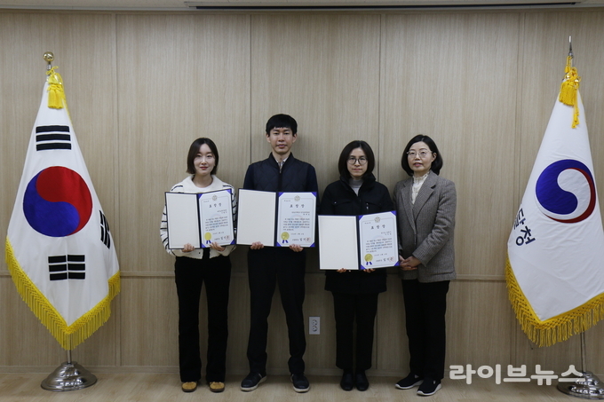 서울지방조달청이 지난해 조달서비스 이용 우수기관으로 선정된 한국토지주택공사 경기남부지역본부, 경기도교육청 파주교육지원청, 경기도 포천시 등 총 3개 기관에 조달청장 표창과 트로피를 수여하고 기념촬영을 하고 있다.(사진=서울지방조달청)