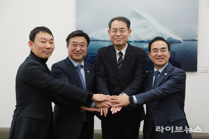 (왼쪽부터)김용민 의원, 윤호중 의원, 강희업 대도시권광역교통위원회 위원장, 박홍근 의원이 지하철 6호선 남양주 연장안에 대해 논의하고 기념촬영을 하고 있다.(사진=김용민의원사무실)
