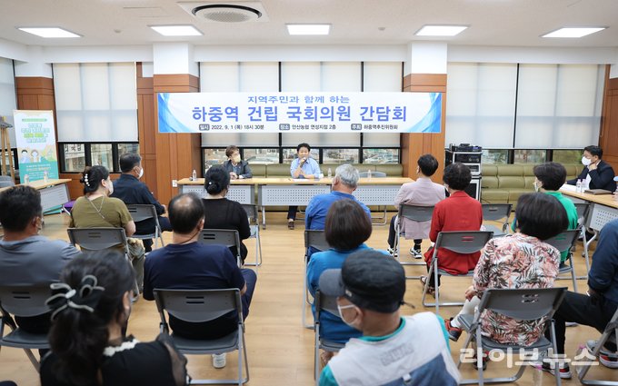 문정복 국회의원이 지난 2022년에 열린 하중역 건립 국회의원 간담회에서 발언을 하고 있는 모습.(사진=문정복의원사무실)