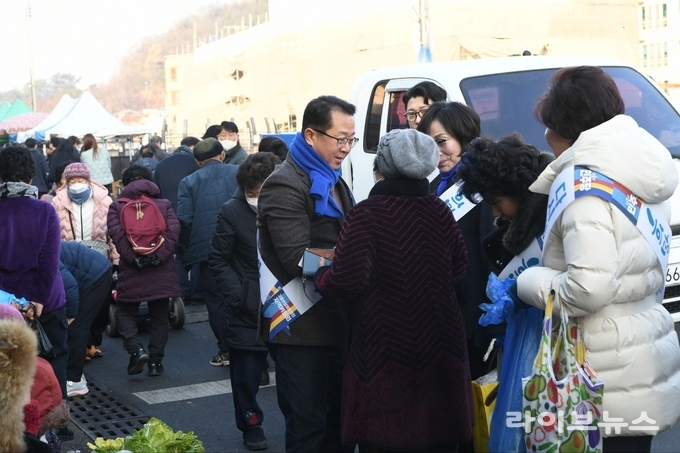 문금주 의원이 더불어민주당 소속 도·군의원, 당원 등과 민생행보를 하고 있다.(사진=문금주의원사무실)