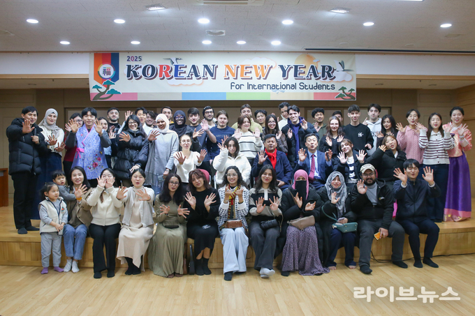 대한외국인지원센터가 국제청소년연합 인천센터 소강당에서 외국인 유학생을 위한 설맞이 행사를 진행하고 기념촬영을 하고 있다.(사진=대한외국인지원센터)