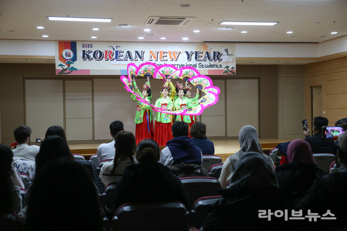 대한외국인지원센터가 국제청소년연합 인천센터 소강당에서 외국인 유학생을 위한 설맞이 행사를 진행하고 있다.(사진=대한외국인지원센터)