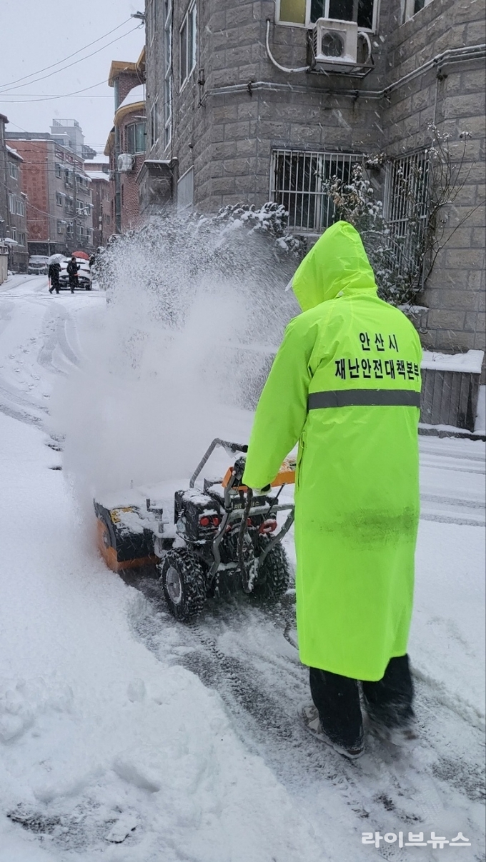 안산시 관계자가 눈이 쌓인 골목 이면도로 제설작업을 진행하고 있다.(사진=안산시)