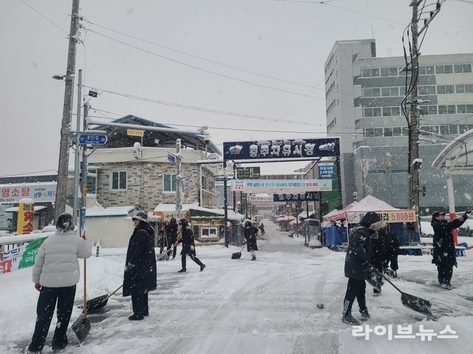 충주시 자유시장 제설작업 모습.(사진=충주시)