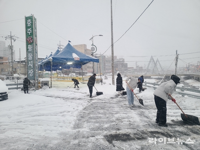 충주시 풍물시장 제설작업 모습.(사진=충주시)