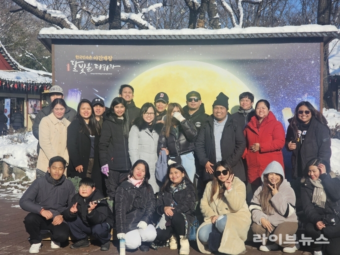 다문화종합지원센터가 한국민속촌에서 인천•경기 지역 외국인 근로자와 다문화가정을 대상으로 설맞이 캠프를 진행하고 기념촬영을 하고 있다.(사진=다문화종합지원센터)
