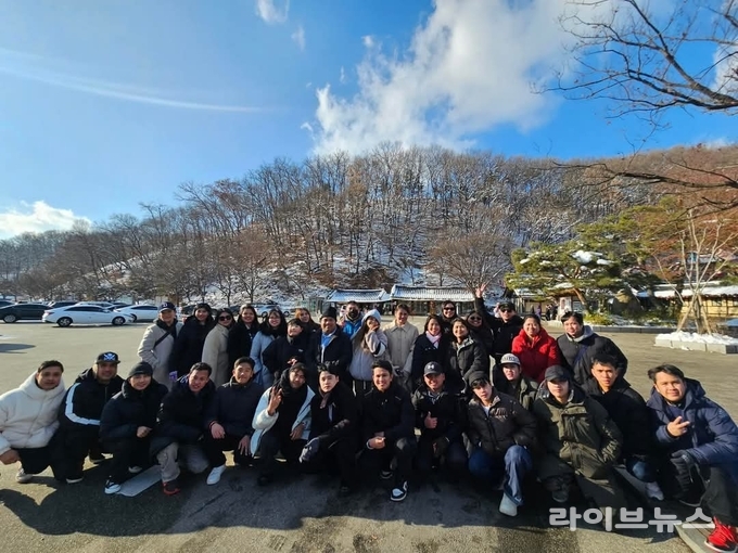다문화종합지원센터가 한국민속촌에서 인천•경기 지역 외국인 근로자와 다문화가정을 대상으로 설맞이 캠프를 진행하고 기념촬영을 하고 있다.(사진=다문화종합지원센터)