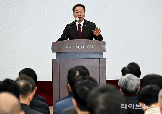 유정복 인천시장이 시청 대회의실에서 열린 2월 직원 월례조회에서 올해 시정운영방향을 설명하고 있다.(사진=인천시)