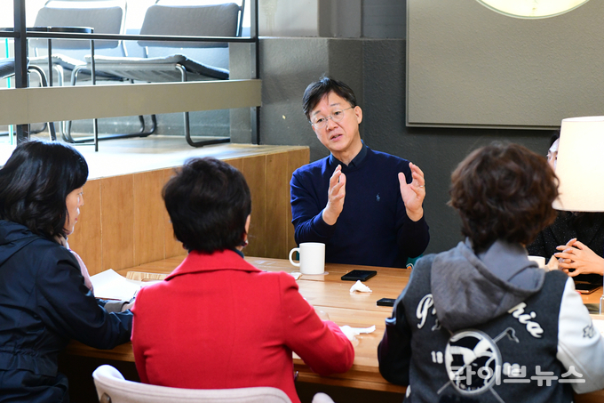 지난해 11월 진행된 '반월동 찾아가는 가치토크'에서 이민근 시장이 주민들과 현안에 대해 토론하고 있다.(사진=안산시청)