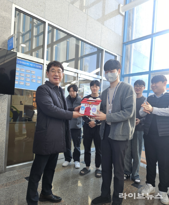 박정남 인천시상수도사업본부장(왼쪽)이 3일 강화수도사업소를 방문해 직원복지 소리함을 전달하고 있다.(사진=인천상수도사업본부)