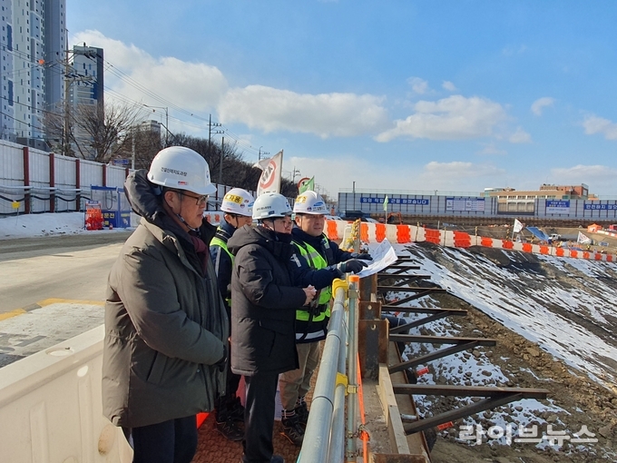 중부지방고용노동청이 인천시 연수구 옥련동 소재 송도역세권구역 도시개발사업 3블록 공동주택 신축공사 현장을 방문해 한랭질환 예방수칙 지도와 해빙기 위험요인 대비 상태를 점검했다.(사진=중부지방고용노동청)