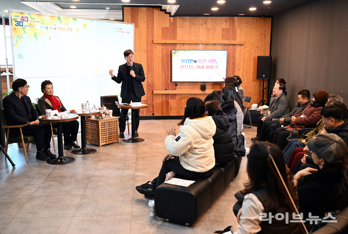 이민근 안산시장이 '희망을 나누는 첫인사, 동행' 선부1동 행사에서 시민과 대화를 나누고 있다.(사진=안산시)