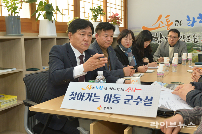 박용철 강화군수(왼쪽)가 주민들의 고충을 직접 듣고 해결하는 현장 중심의 행정에 총력을 기울이고 있다.(사진=인천강화군)