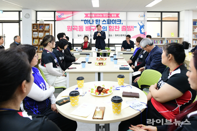 이민근 안산시장(가운데)이 '희망을 나누는 첫인사, 동행' 원곡동 방문에서 참여자들에게 새해 인사와 메세지를 전하고 있다.(사진=안산시)