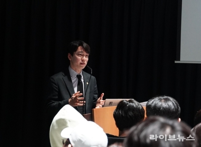 박민협 인천연수구의회 의원이 채드윅송도국제학교에서 사회봉사와 공동체 기여의 가치를 주제로 기조연설을 하고 있다.(사진=박민혁 인천연수구의회 의원)