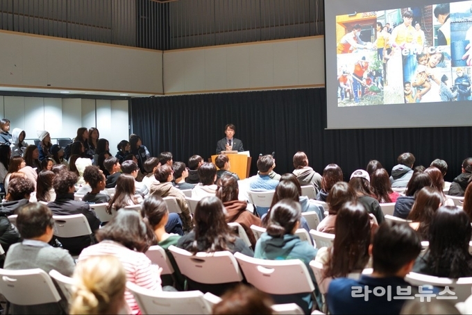 박민협 인천연수구의회 의원이 채드윅송도국제학교에서 사회봉사와 공동체 기여의 가치를 주제로 기조연설을 하고 있다.(사진=박민혁 인천연수구의회 의원)