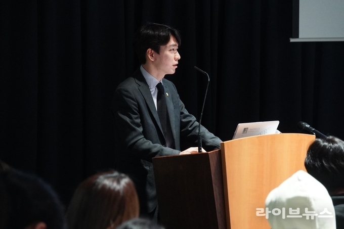 박민협 인천연수구의회 의원이 채드윅송도국제학교에서 사회봉사와 공동체 기여의 가치를 주제로 기조연설을 하고 있다.(사진=박민혁 인천연수구의회 의원)