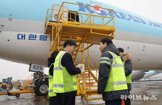 (왼쪽부터)김종호 인천공항본부세관장, 박봉희 대한항공 인천화물운송지점장.(사진=인천공항본부세관)