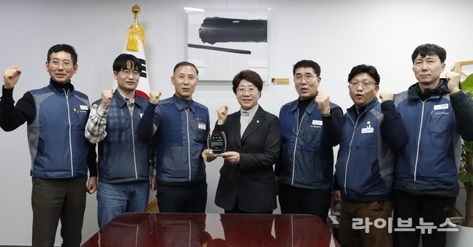 이달희 국회의원(왼쪽에서 네번째)이 전국공무원노동조합 소방본부로부터 감사패를 받았다.(사진=이달희의원실)