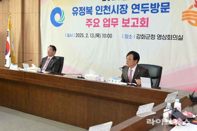 박용철 강화군수(오른쪽)가 강화군을 방문한 유정복 인천시장에게 강화의 미래 성장과 군민의 삶의 질 향상을 위한 4대 핵심과제와 8개 민생 현안사업에 대한 신속한 지원을 건의했다.(사진=인천강화군)
