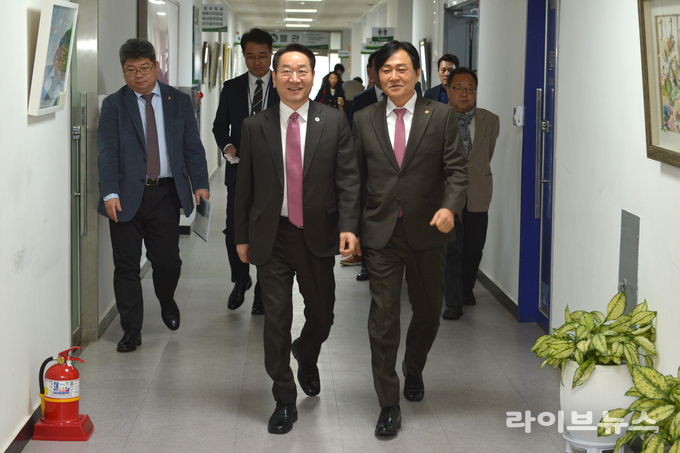 박용철 강화군수(오른쪽)가 강화군을 방문한 유정복 인천시장에게 강화의 미래 성장과 군민의 삶의 질 향상을 위한 4대 핵심과제와 8개 민생 현안사업에 대한 신속한 지원을 건의했다.(사진=인천강화군)