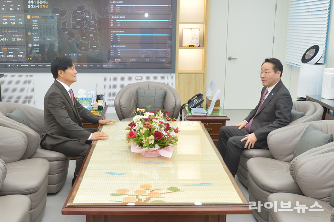 박용철 강화군수(왼쪽)가 강화군을 방문한 유정복 인천시장에게 강화의 미래 성장과 군민의 삶의 질 향상을 위한 4대 핵심과제와 8개 민생 현안사업에 대한 신속한 지원을 건의했다.(사진=인천강화군)