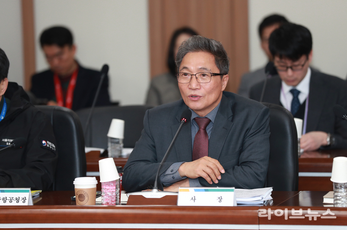 인천국제공항공사 대회의실에서 열린 인천공항 설 연휴 혼잡 대응조치 리뷰 및 개선방향 마련을 위한 토론회에서 인천국제공항공사 이학재 사장이 발언하고 있다.(사진=인천국제공항공사)