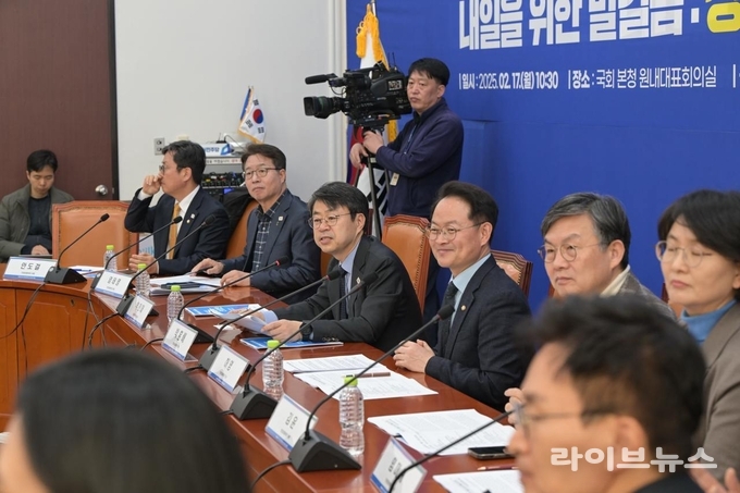 내일을 위한 발걸음 : 청년 노동자를 위한 민생법안 간담회 현장 모습.(사진=박홍배의원실)