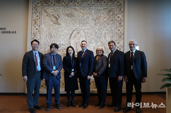 미국 뉴욕에서 개최된 UN총회 중 의원회의에 참석한 대한민국국회 대표단과 프랑스 대표단이 기념촬영을 하고 있다.(사진=국회)