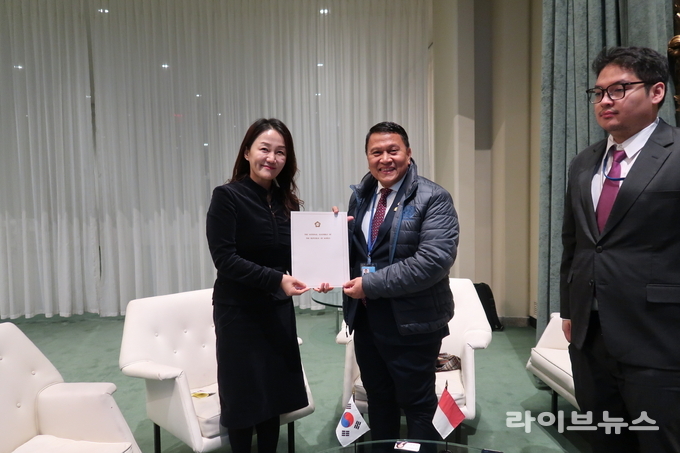 미국 뉴욕에서 개최된 UN총회 중 의원회의에 참석한 대한민국국회 대표단 이재정 단장(왼쪽)이 인도네시아 하원의장에게 국회의장 친서를 전달하고 있다.(사진=국회)