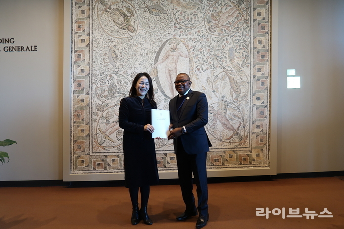 미국 뉴욕에서 개최된 UN총회 중 의원회의에 참석한 대한민국국회 대표단 이재정 단장(왼쪽)이 코트디부아르 하원의장에게 국회의장 친서를 전달하고 있다.(사진=국회)