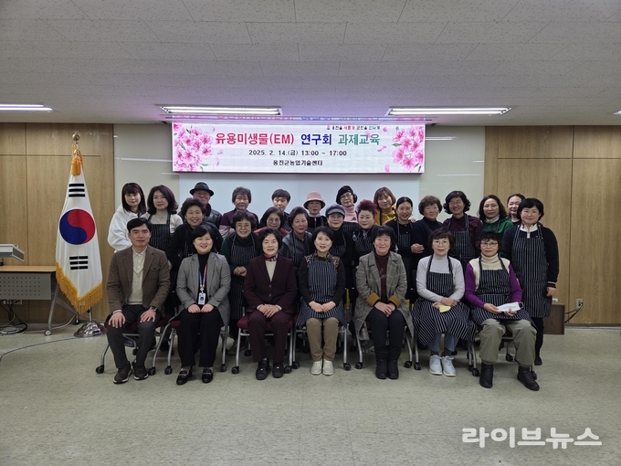 옹진군이 농업기술센터에서 유용미생물(EM)연구회 회원들을 대상으로 EM제품 만들기 과제교육을 진행하고 기념촬영을 하고 있다.(사진=인천옹진군)