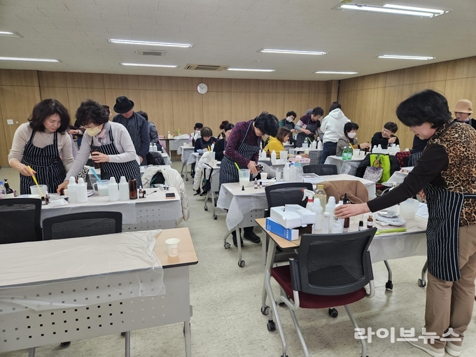 옹진군이 농업기술센터에서 유용미생물(EM)연구회 회원들을 대상으로 EM제품 만들기 과제교육을 진행하고 있다.(사진=인천옹진군)