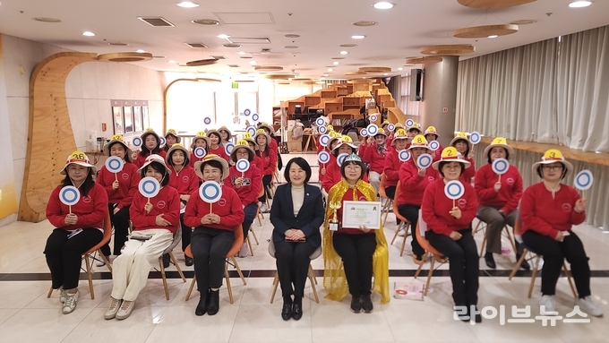 평화 골든벨 행사 기념촬영을 하고 있는 모습.(사진=IWPG))